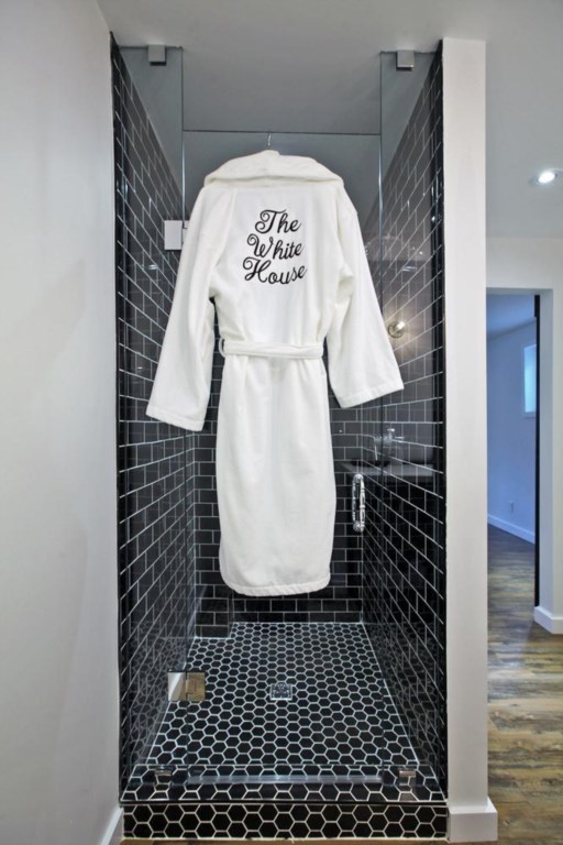 3 Full Bathrooms - The White House Vacation Rental - Niagara-on-the-Lake