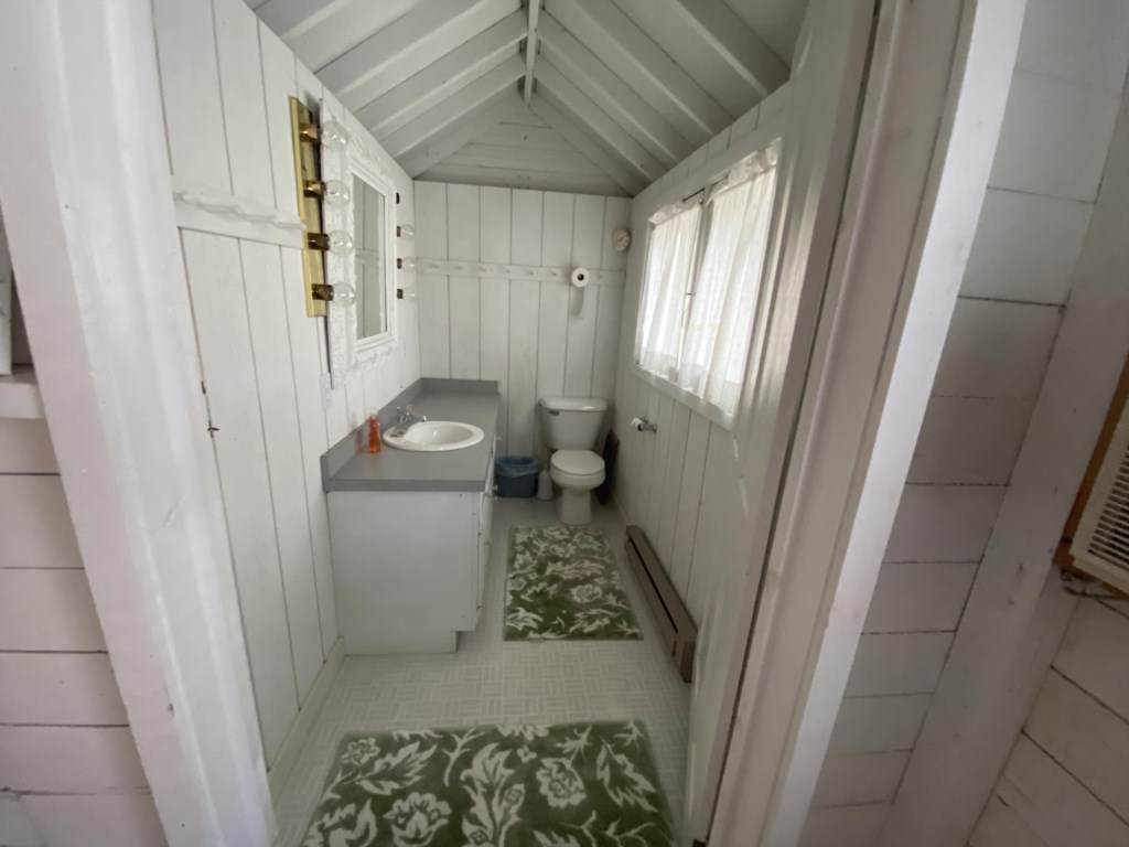 K-Upstairsbathroomhalf