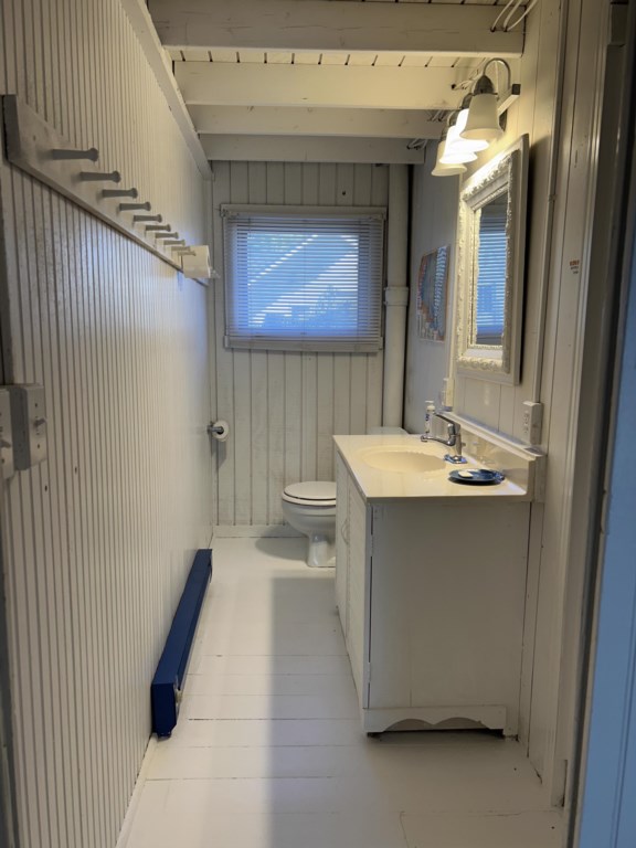 R-Upstairsbathroomwithshowerpic1