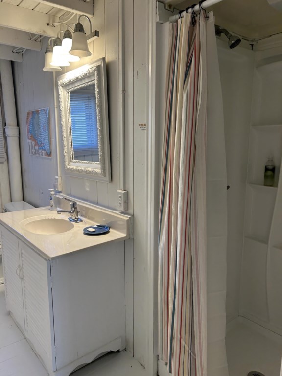 S-Upstairsbathroomwithshowerpic2