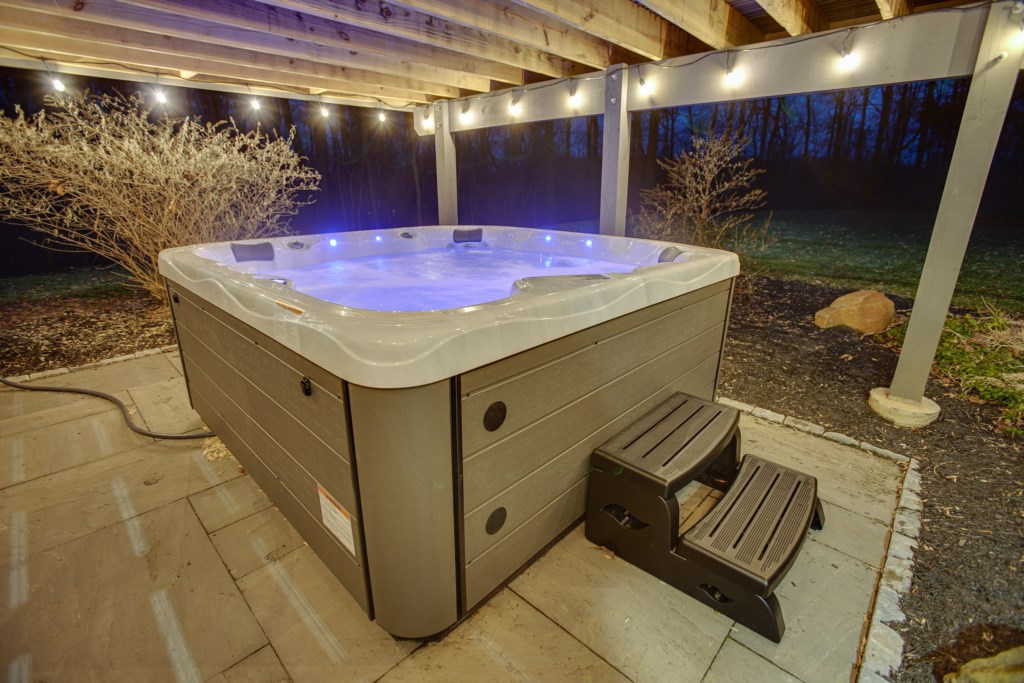 Just imagine a loooong soak in this beauty after a grueling day on the slopes! 