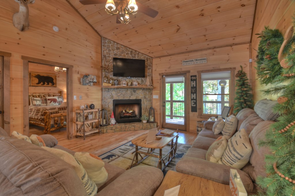 Spacious living area with a seasonal gas fireplace 