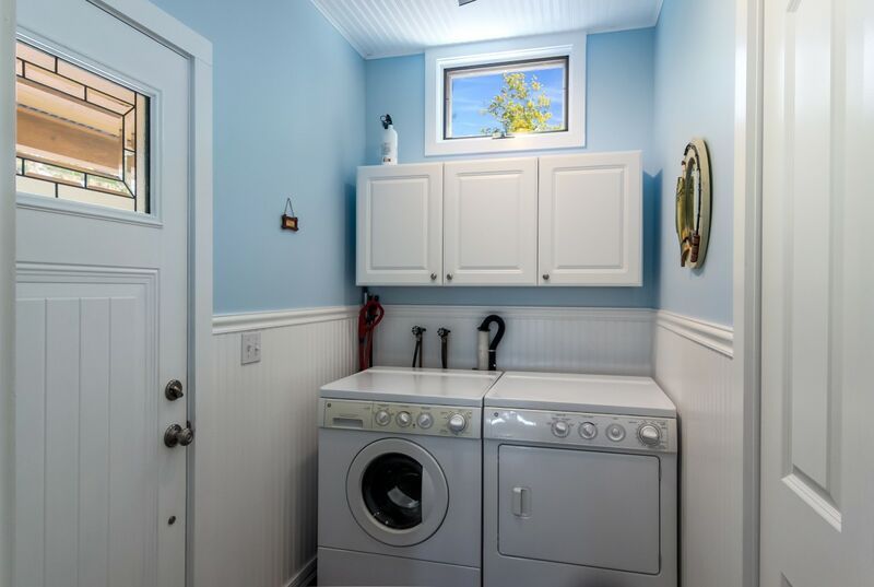 Entryway with laundry area