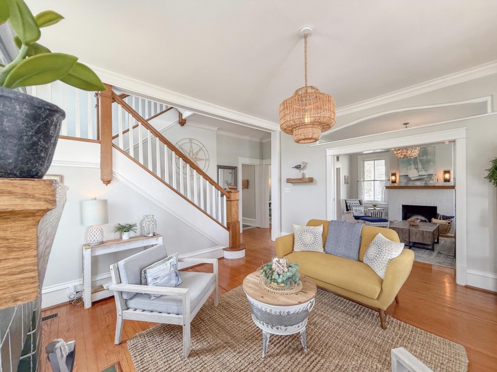 BEF9C1A7-581E-49B1-88AD-0142BE600842_1_201_a