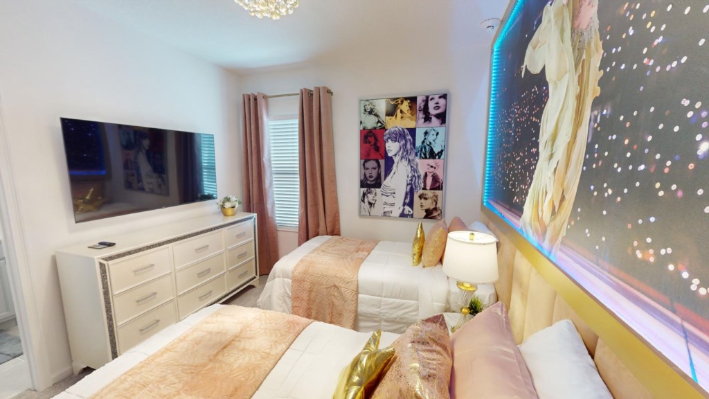Taylor Swift's Bedroom - 2 Twin Beds