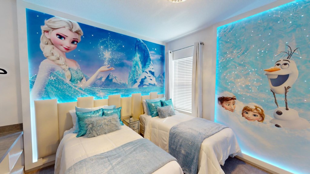 Bedroom 5 ( Frozen ): 2 SINGLE BEDS + PRIVATE BATHROOM