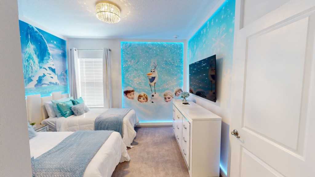 Bedroom 5 ( Frozen ): 2 SINGLE BEDS + PRIVATE BATHROOM
