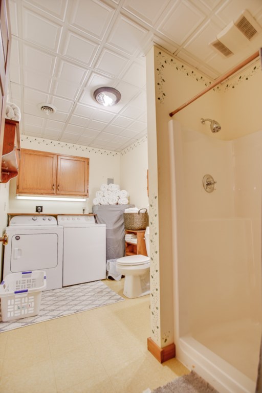Full Bath/laundry room equipped with a washer and dryer. 