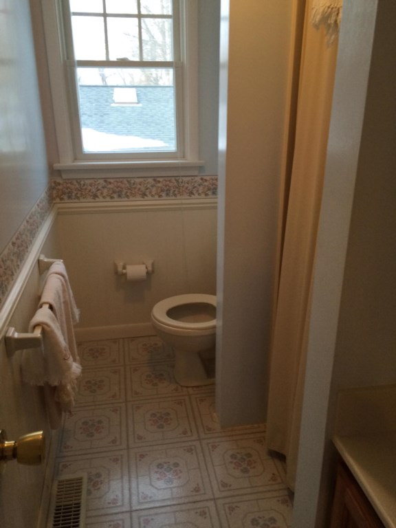 upstairsbathroom-showeronly421LaurelSat