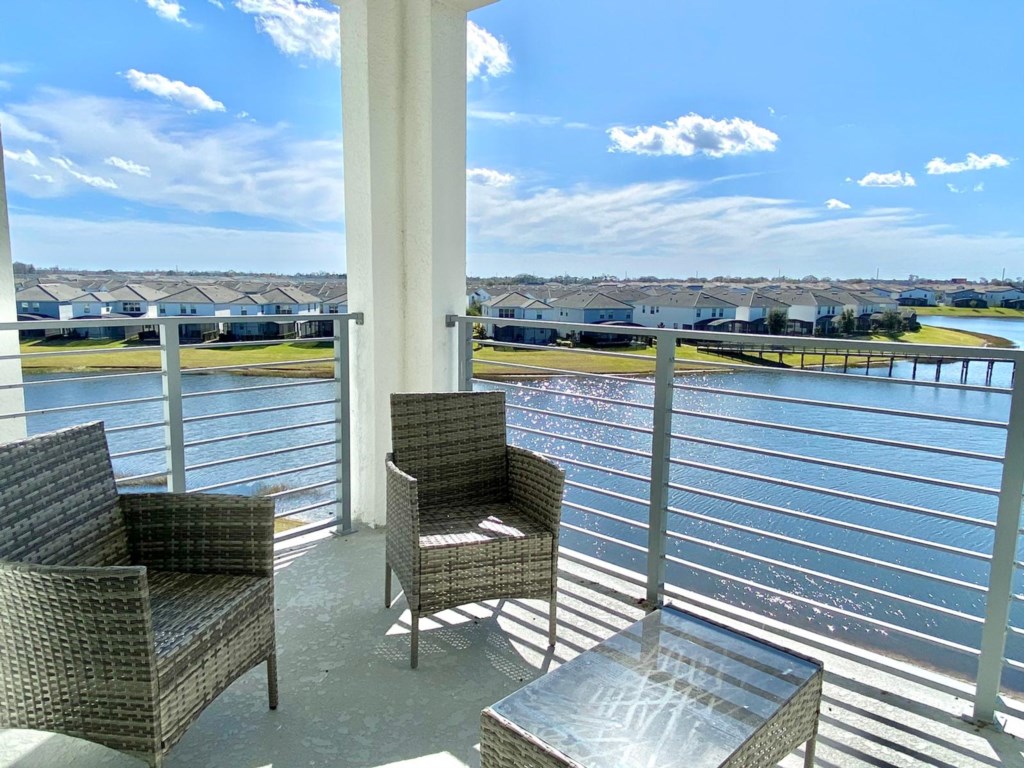 Private 4th floor balcony with stunning views!