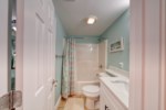 Gust bathroom with shower/tub combination 