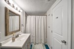 Bathroom w/ Shower/Tub Combo