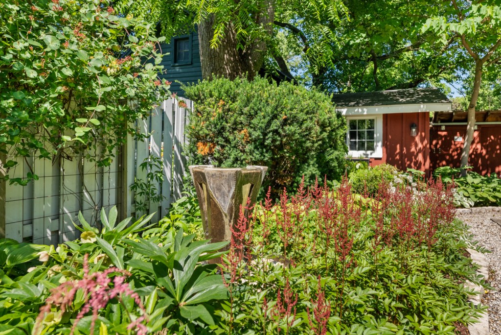 Backyard gardens - The Rosette House - Niagara-on-the-Lake