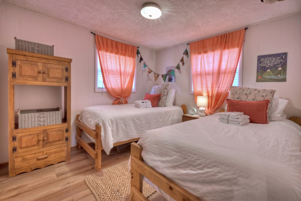 Twin room with two twin beds 