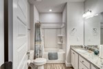 Guests bathroom with shower/tub combo
