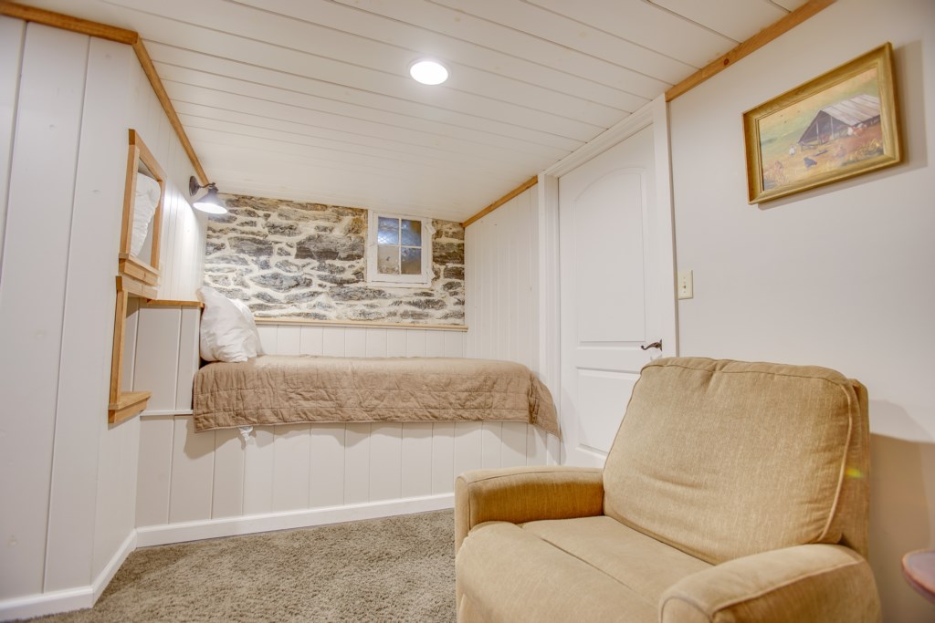 The coziest sleeping area in the house! Snuggle up with a good book in this full bed bunk. 