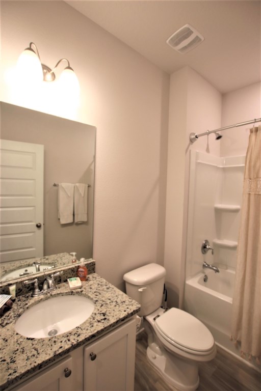 Guests bathroom with shower/tub combination