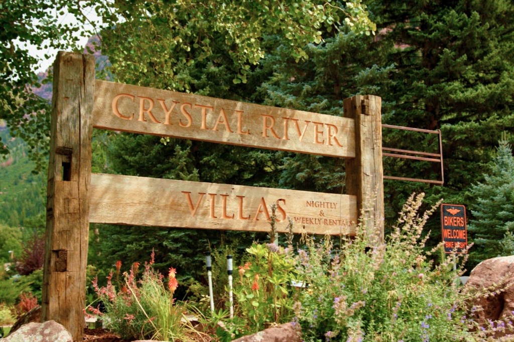 crystal river villas welcome sign