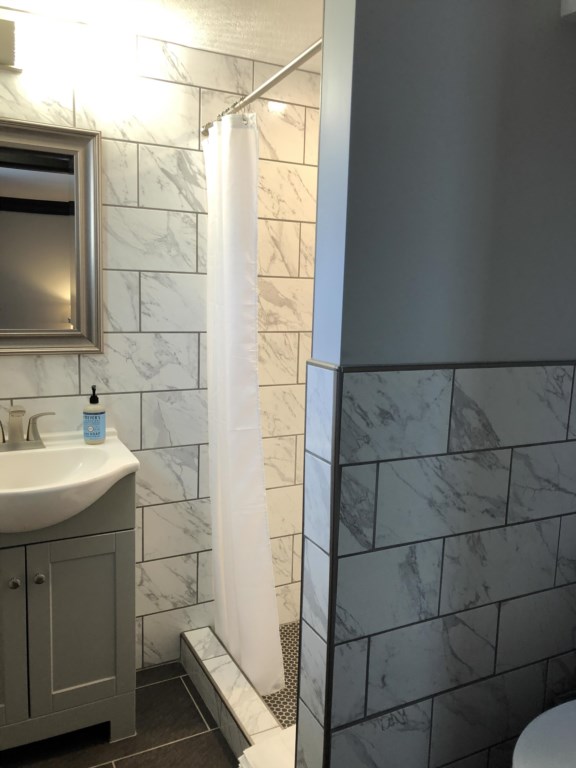 Dirft On Inn Private Room Bathroom and Shower