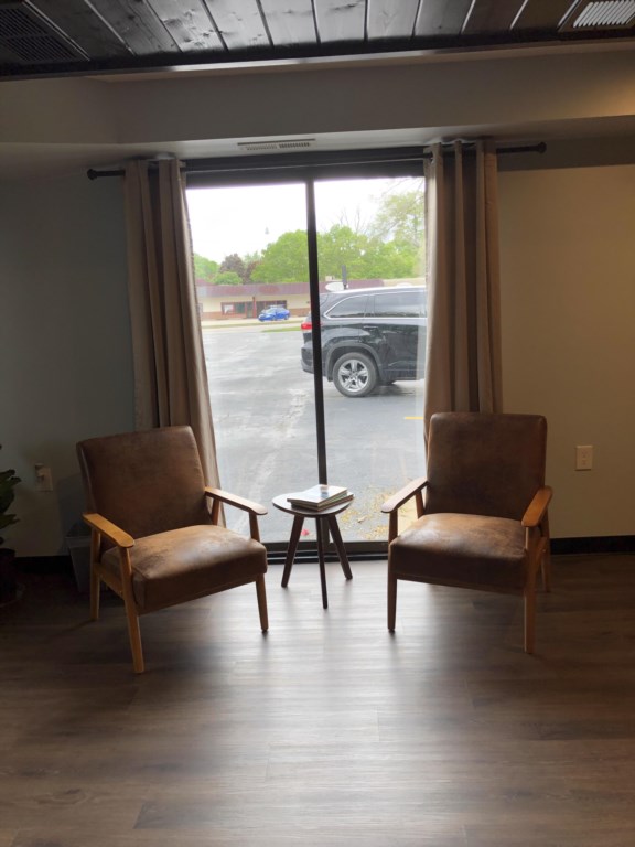 Drift On Inn Common Area seating by window