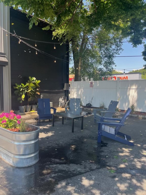 Drift On Inn shared outdoor space