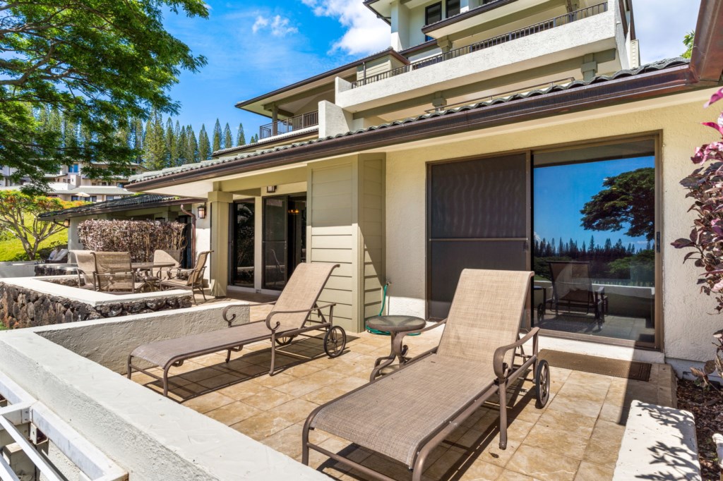 Outdoor area - lanai with outdoor dining area and lounge chairs