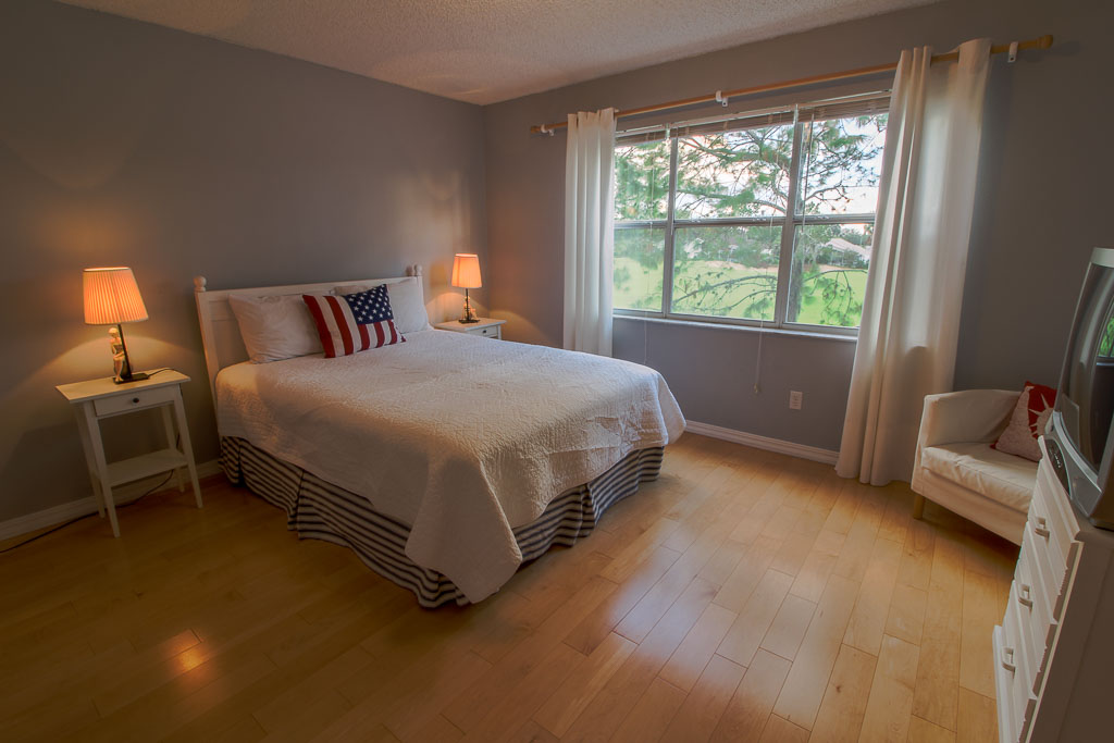 Large relaxing guestroom with a view of the beautiful golf course