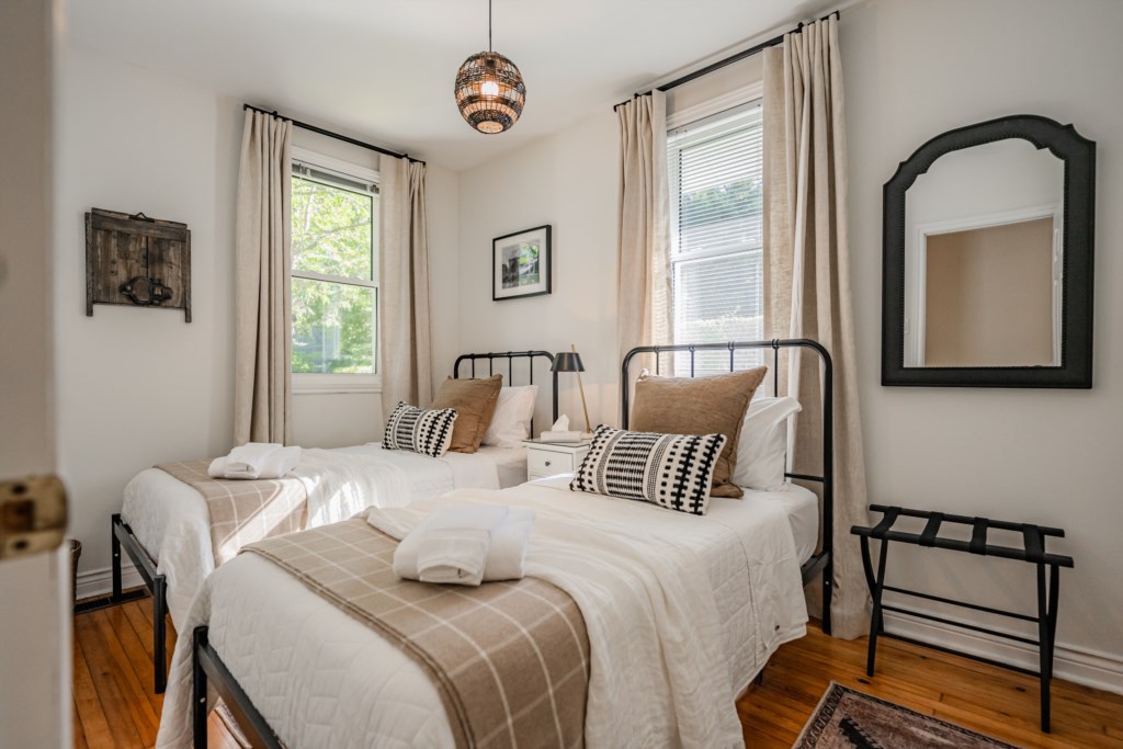 3rd bedrom has two twin beds - Centre Stage - Niagara-on-the-Lake