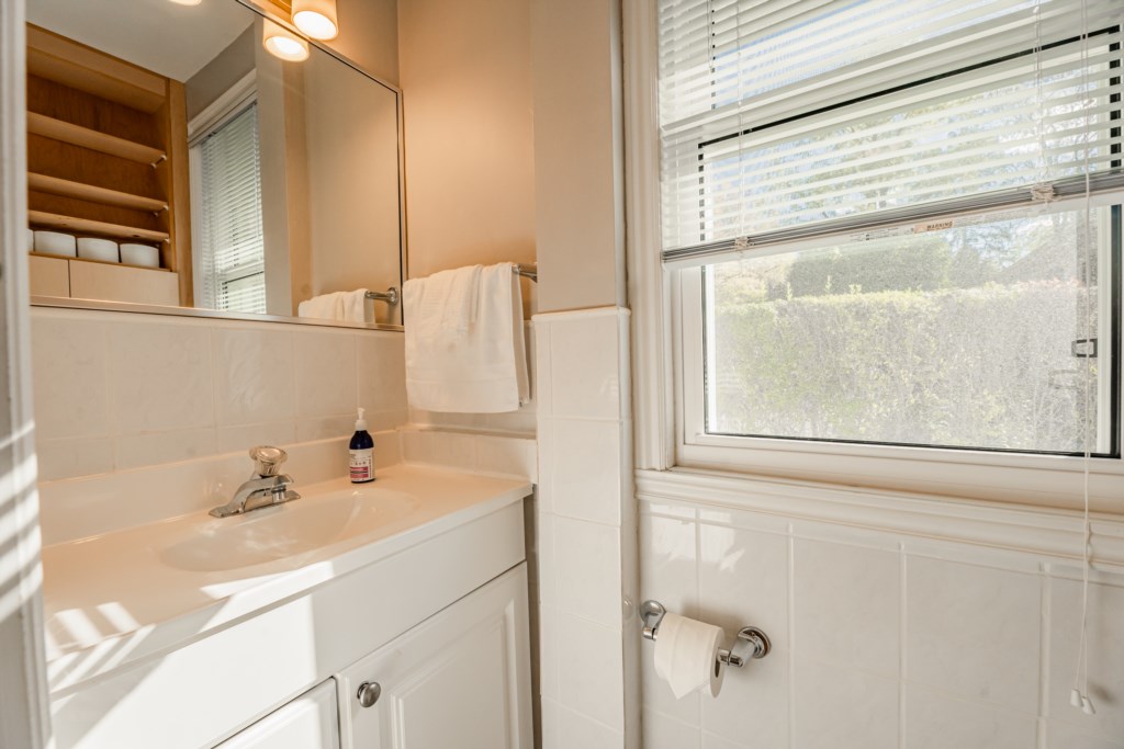 One full bathroom as well as a powder room  - Centre Stage - Niagara-on-the-Lake