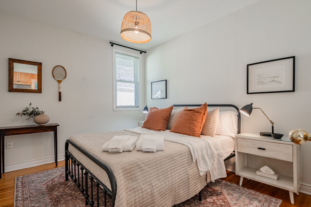 Second bedroom with queen bed - Centre Stage - Niagara-on-the-Lake