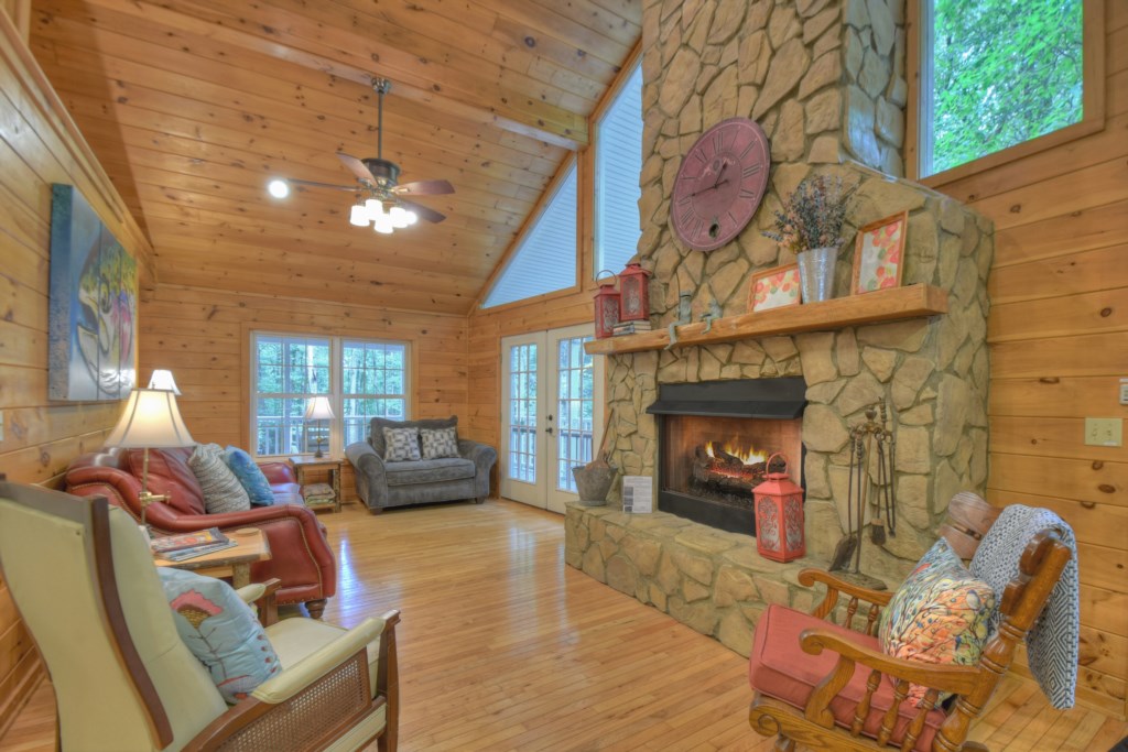 Living area with seasonal gas fireplace 