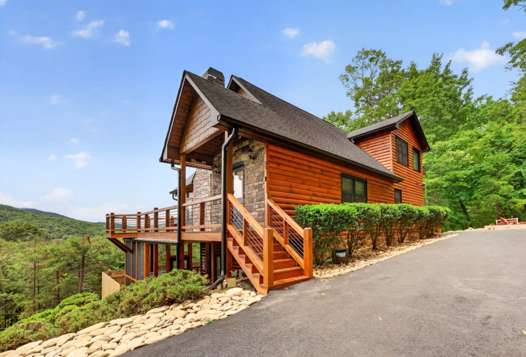 Charming cabin with panoramic mountain views and spacious deck for relaxation.