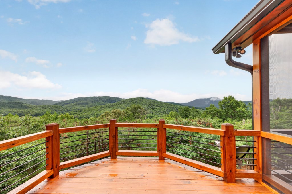 Expansive deck with breathtaking mountain views, ideal for relaxation and outdoor gatherings.