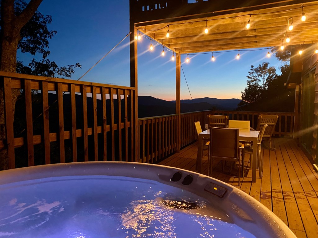 Hot tub overlooking the mountains for a perfect sunset!