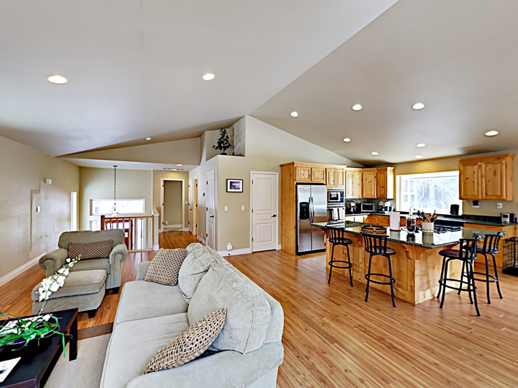 Spacious open floor: living room, dining area, kitchen