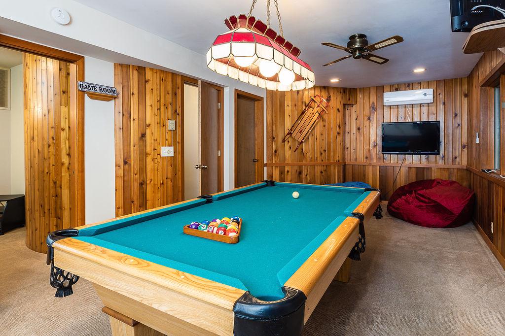 Game-room with Pool Table, bar and TV! 