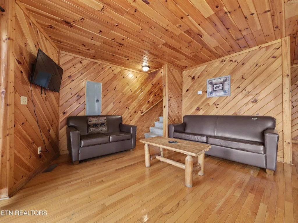 2 bedroom vacation cabin at Shagbark - Image 10