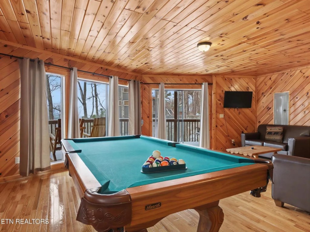 2 bedroom vacation cabin at Shagbark - Image 11