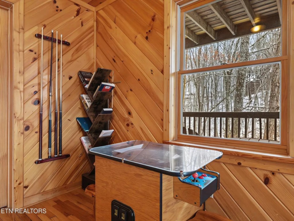 2 bedroom vacation cabin at Shagbark - Image 14