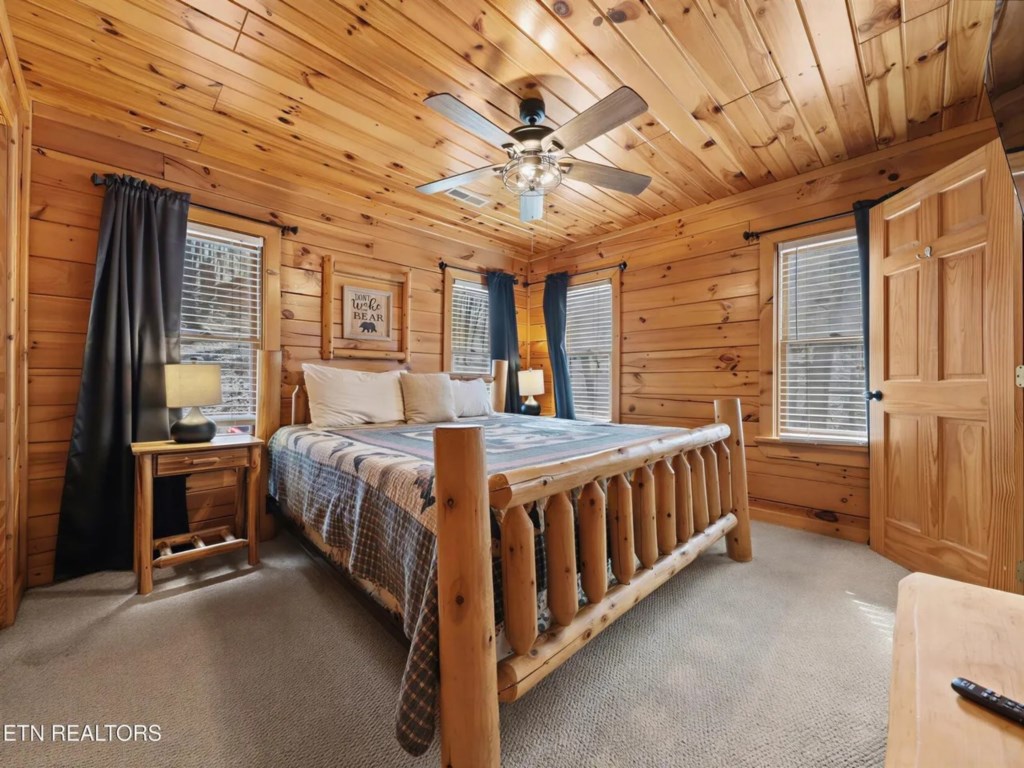 2 bedroom vacation cabin at Shagbark - Image 15