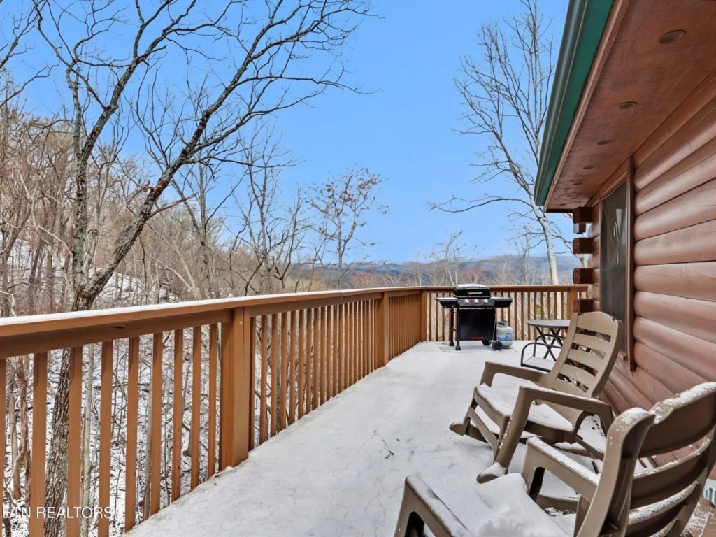 2 bedroom vacation cabin at Shagbark - Image 25