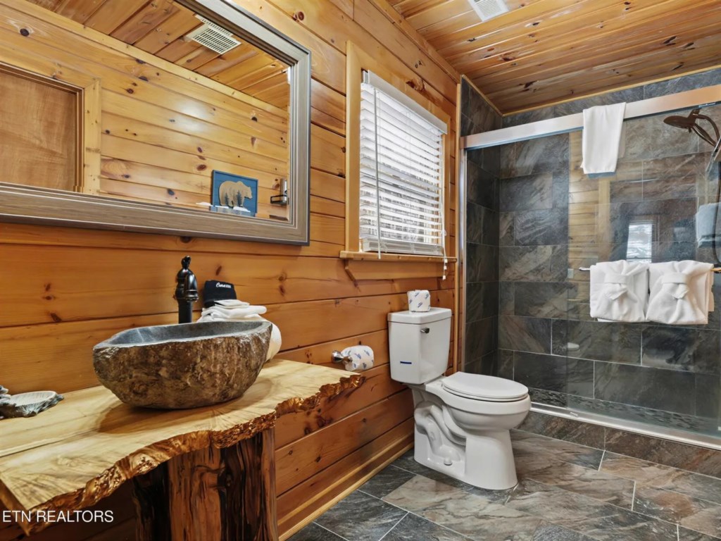 2 bedroom vacation cabin at Shagbark - Image 27