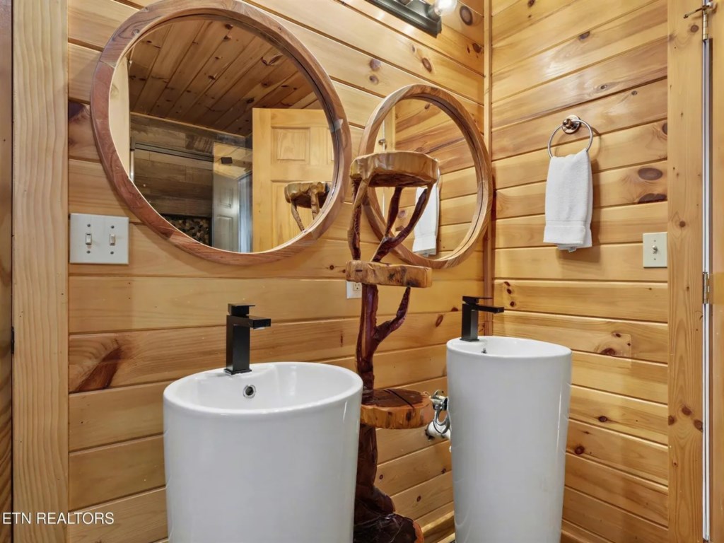 2 bedroom vacation cabin at Shagbark - Image 29