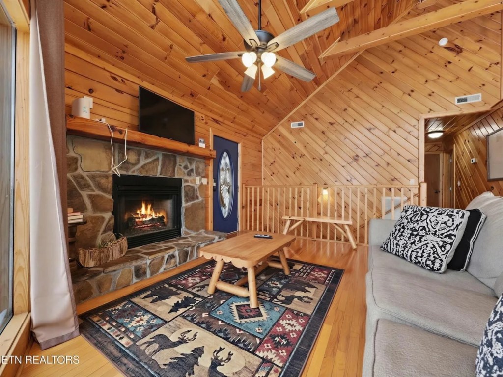 2 bedroom vacation cabin at Shagbark - Image 3