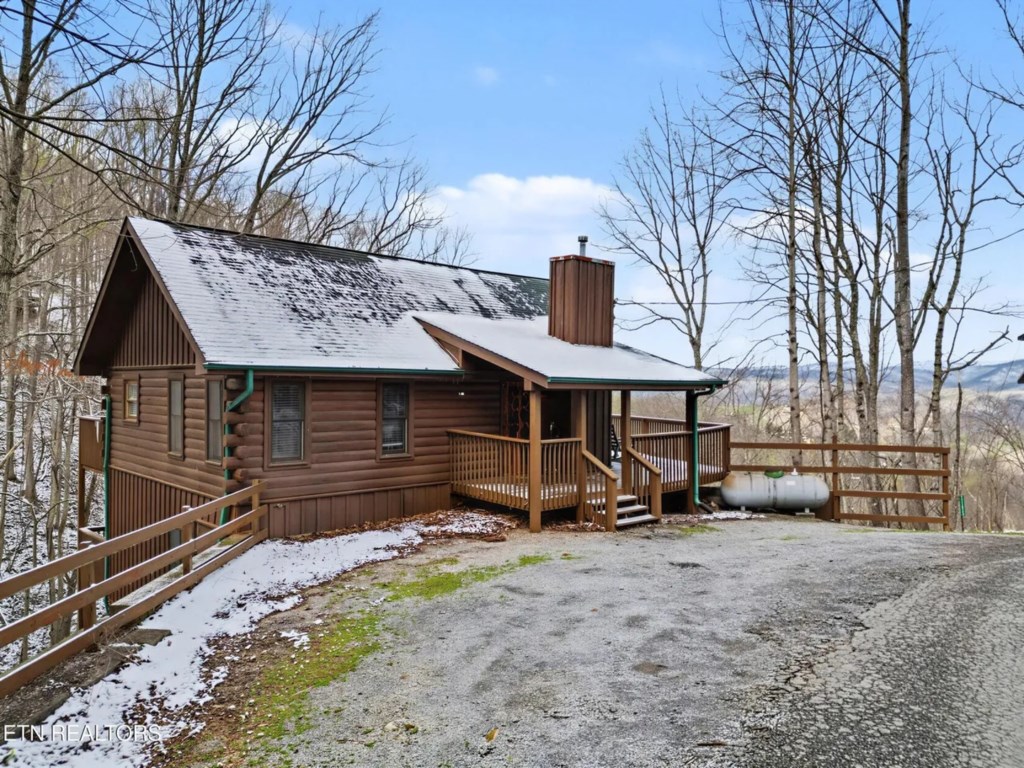 2 bedroom vacation cabin at Shagbark - Image 34
