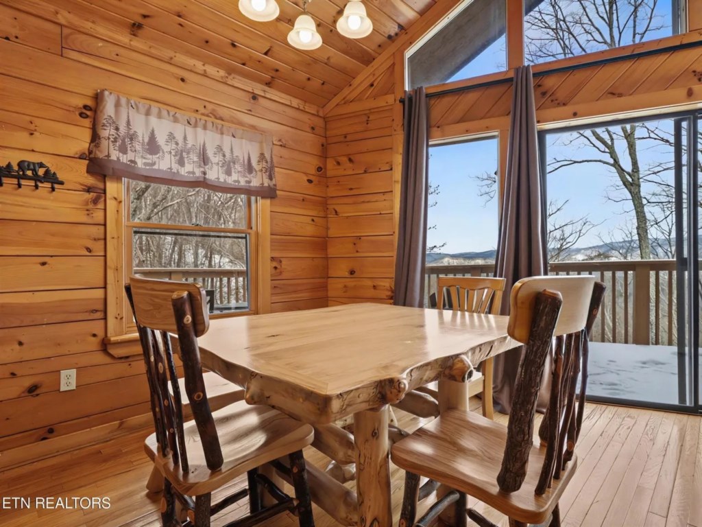 2 bedroom vacation cabin at Shagbark - Image 4