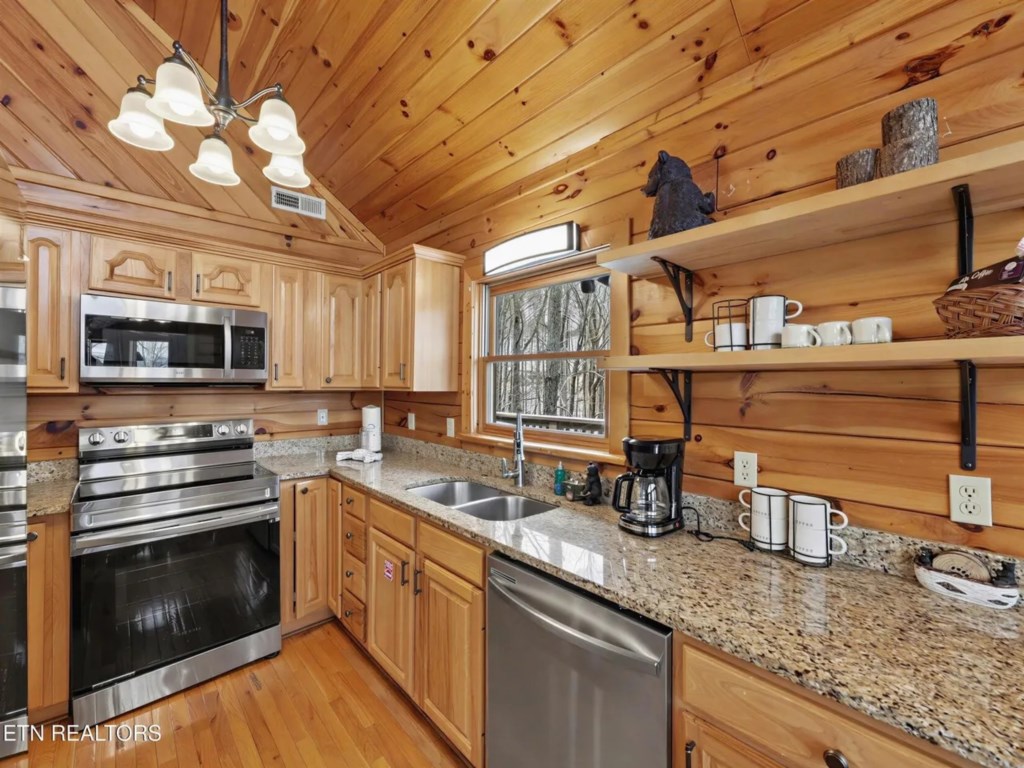 2 bedroom vacation cabin at Shagbark - Image 5