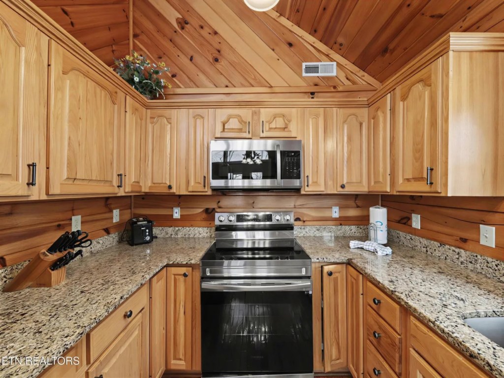 2 bedroom vacation cabin at Shagbark - Image 6