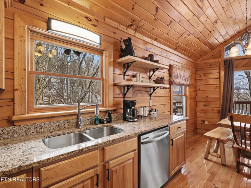 2 bedroom vacation cabin at Shagbark - Image 7