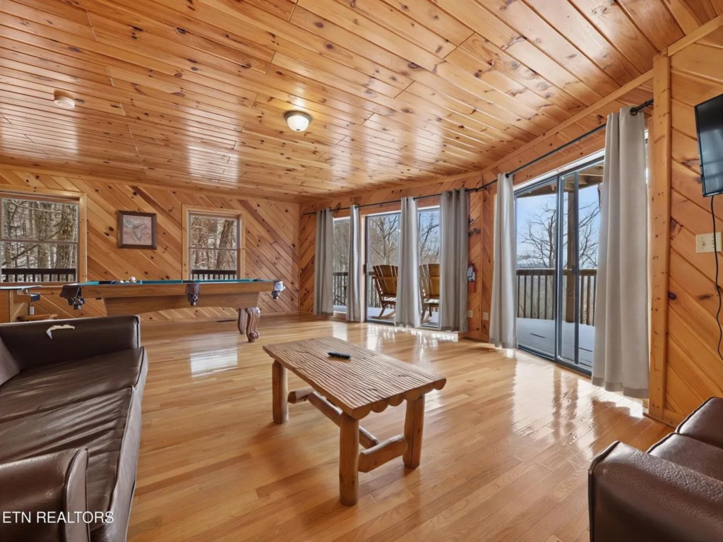 2 bedroom vacation cabin at Shagbark - Image 8
